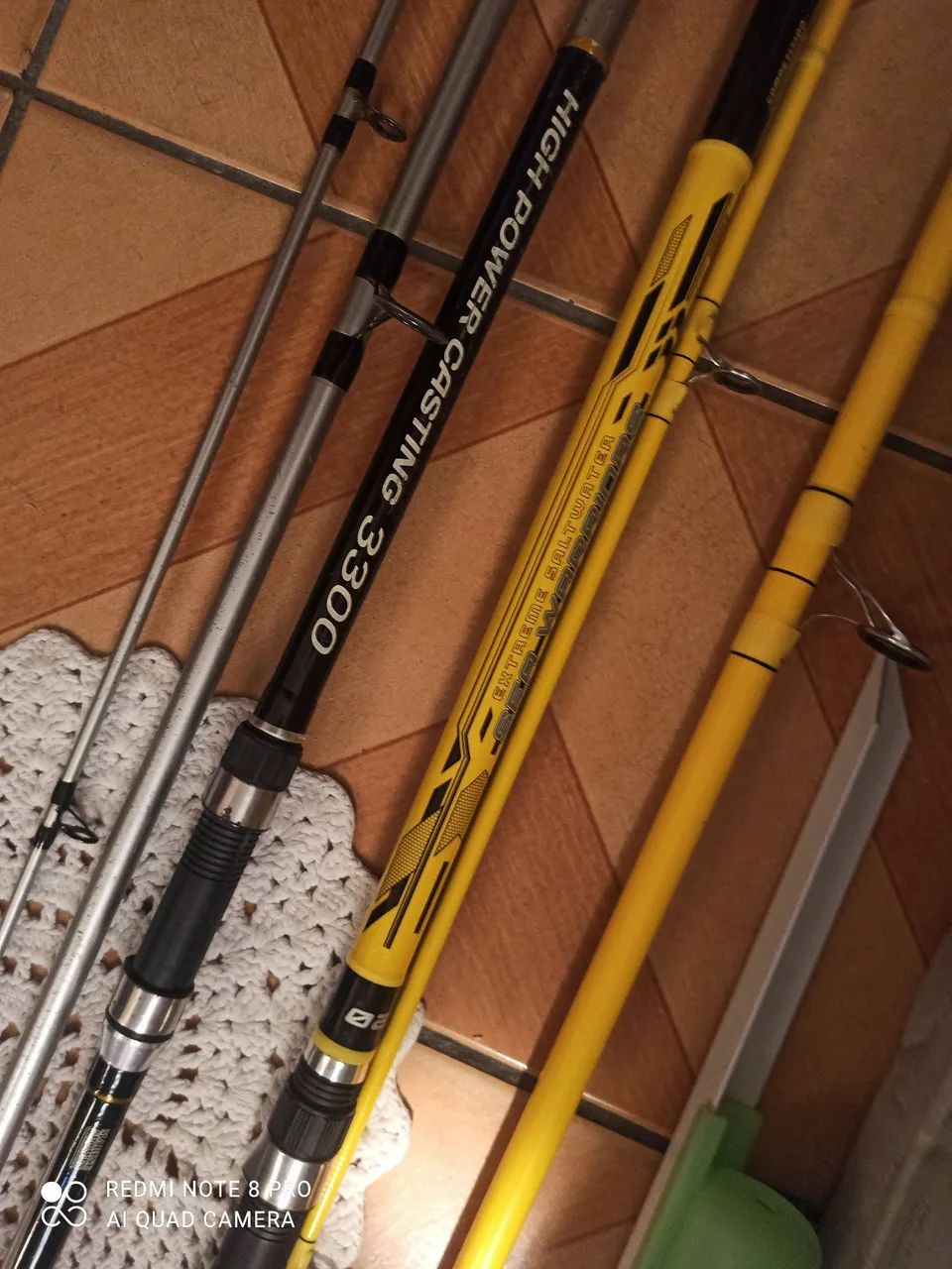 Varas de pesca 4,20 +3,30 com 2 molinetes.
