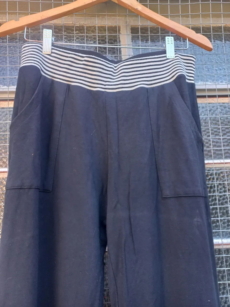 Calça de Moletom Preta com Detalhe em Branco - Foto 2
