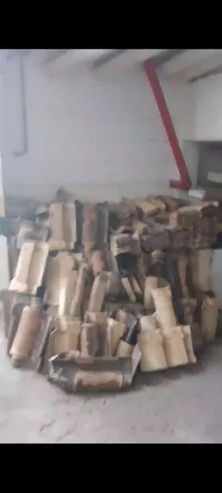 Telhas coloniais, de primeira linha.