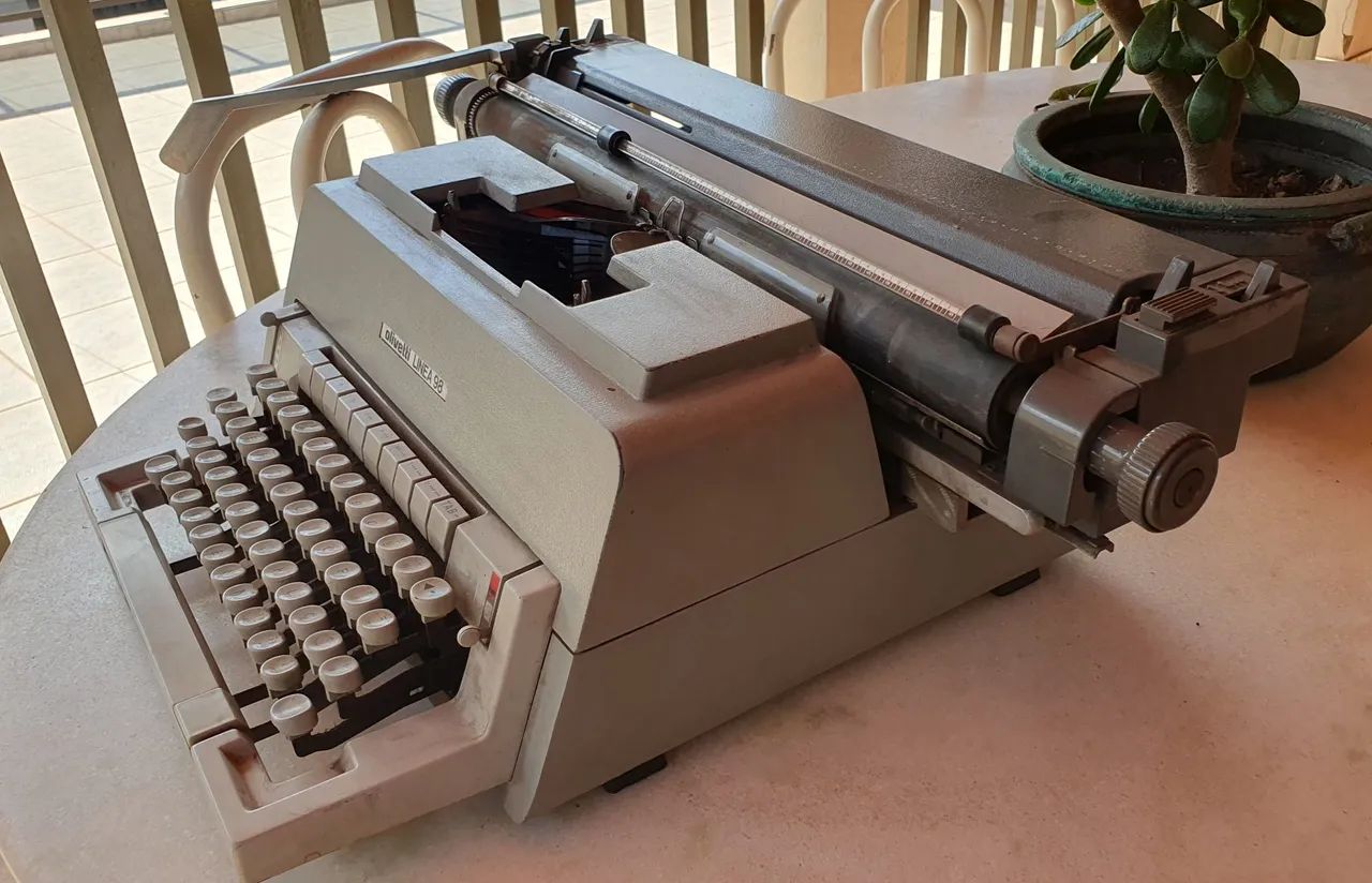 Máquina de escrever Olivetti Linea 98 - Foto 2