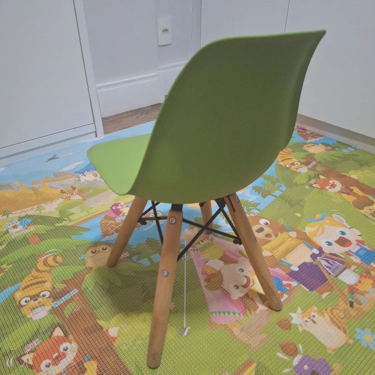Cadeira infantil Tokstok pés em madeira e assento plastico 
