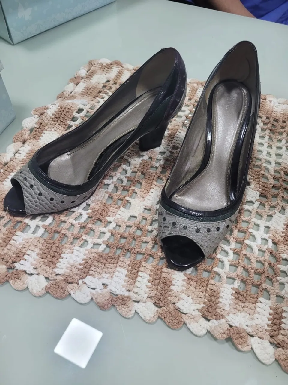 Sandália peep toe preta e cinza