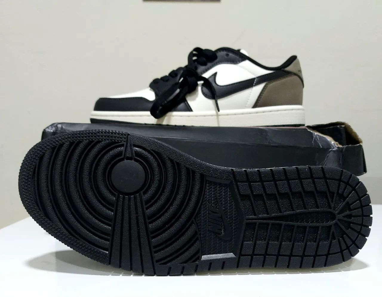 Tênis Nike Air Jordan 1 Low Retro "Mocha" - Foto 2