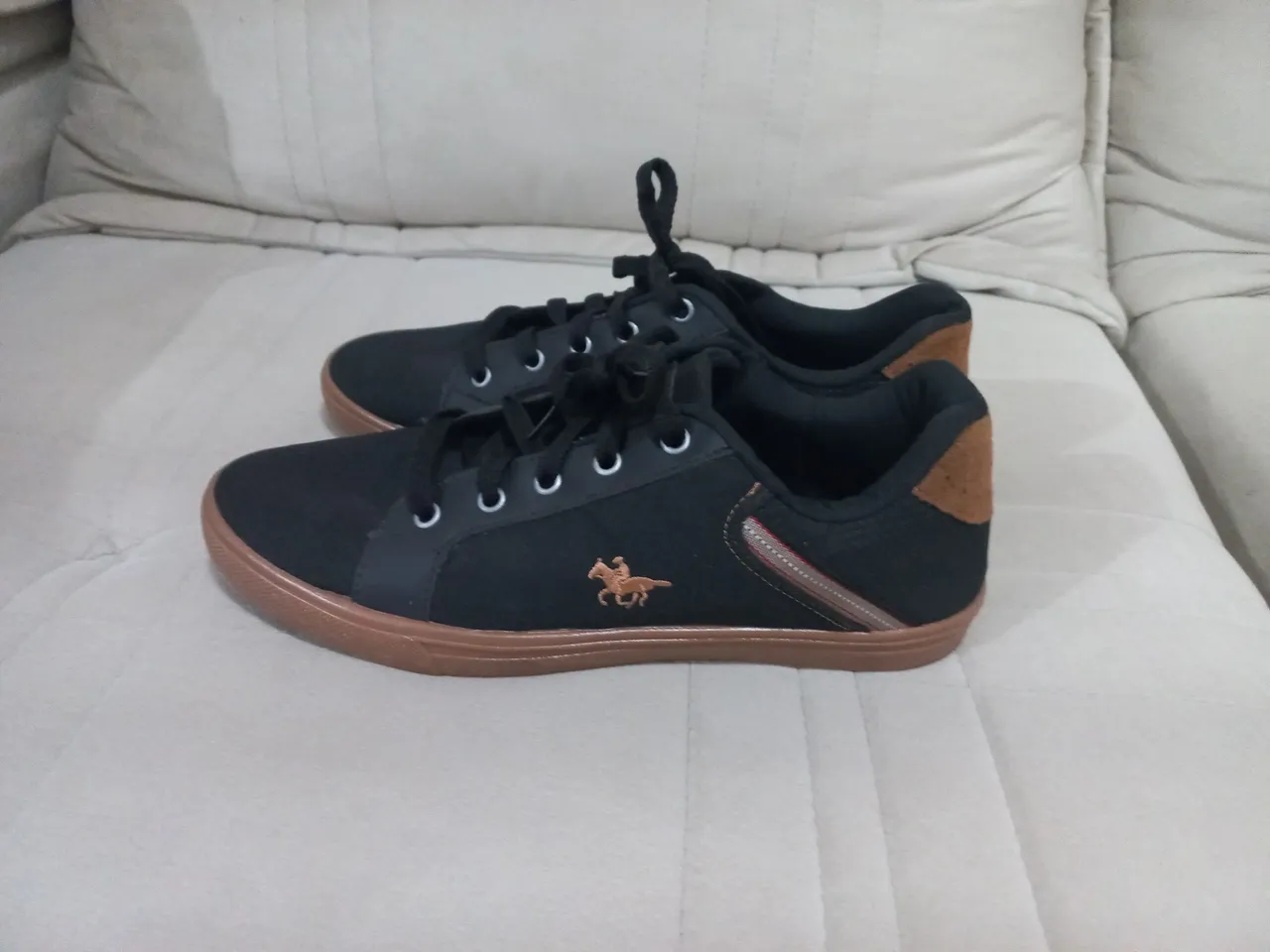Tênis Casual Preto com Detalhes em Marrom