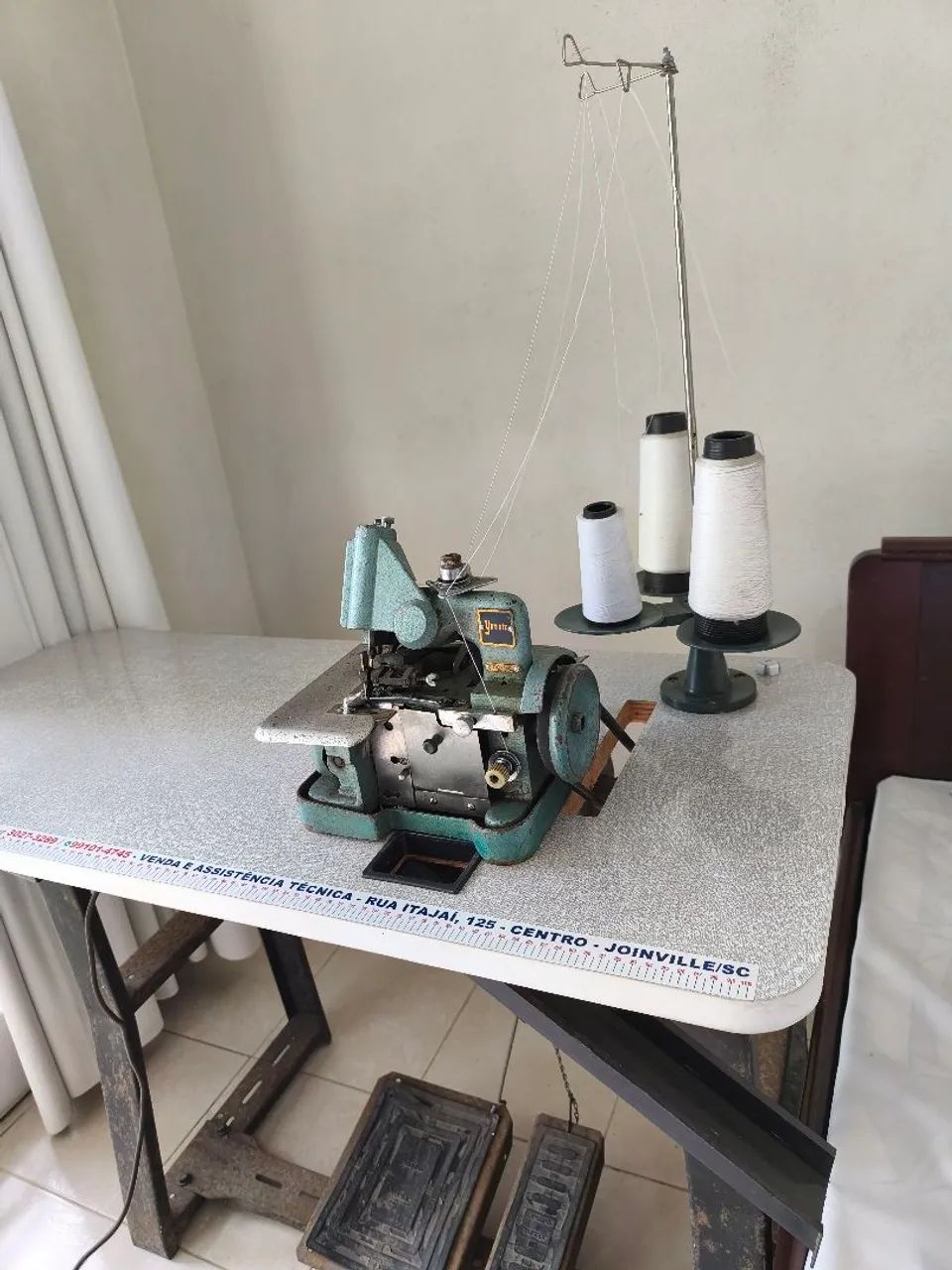 Máquina de costura Overloque (faca)