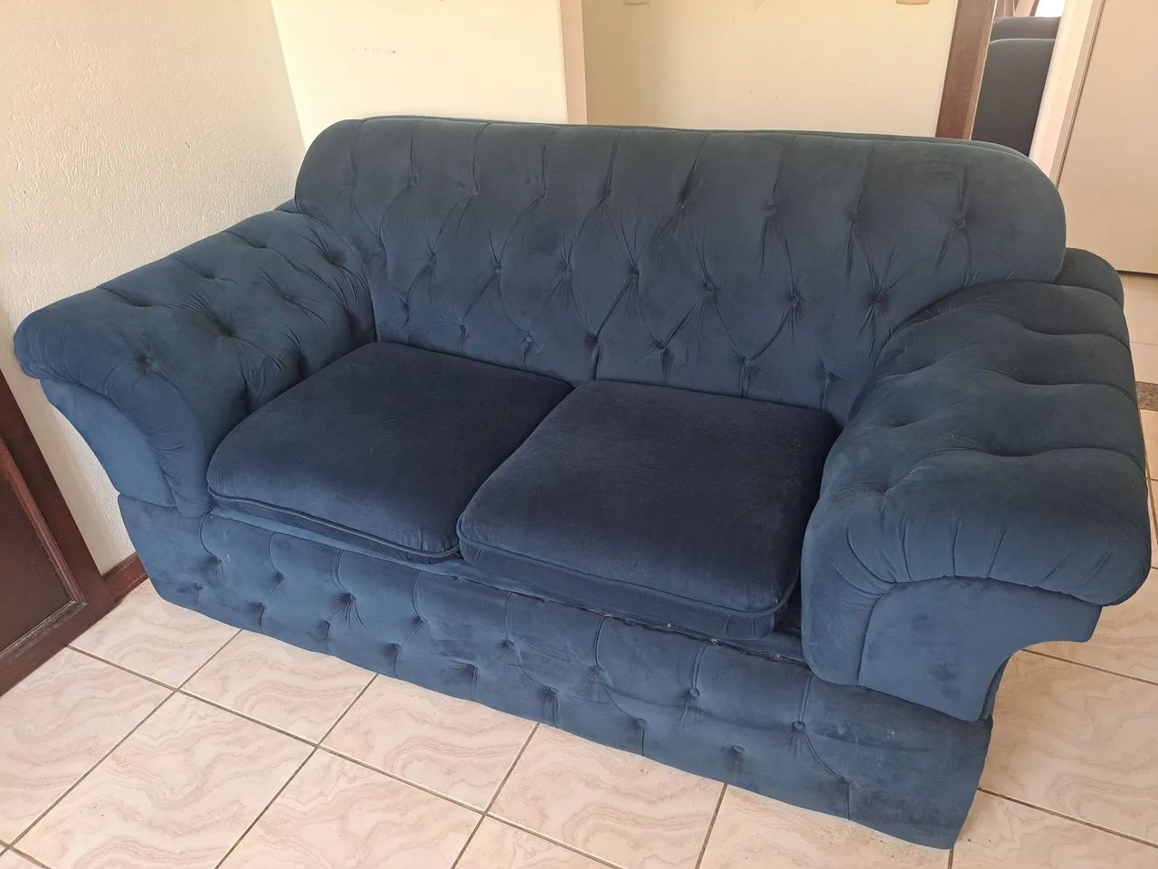 Sofá Chesterfield capitonê.<br>Azul - Foto 3