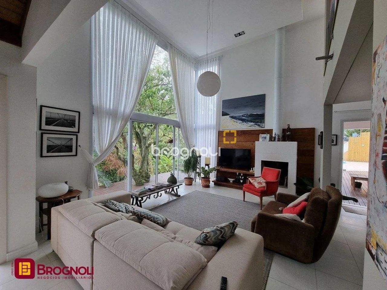 Casa com 3 dormitórios no Sambaqui