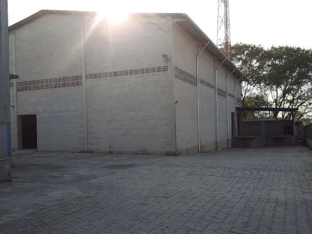 Alugo Galpão CIVIT 1, com 1.020m2, sendo 680m2 armazém, 2 docas, 8m pé direito