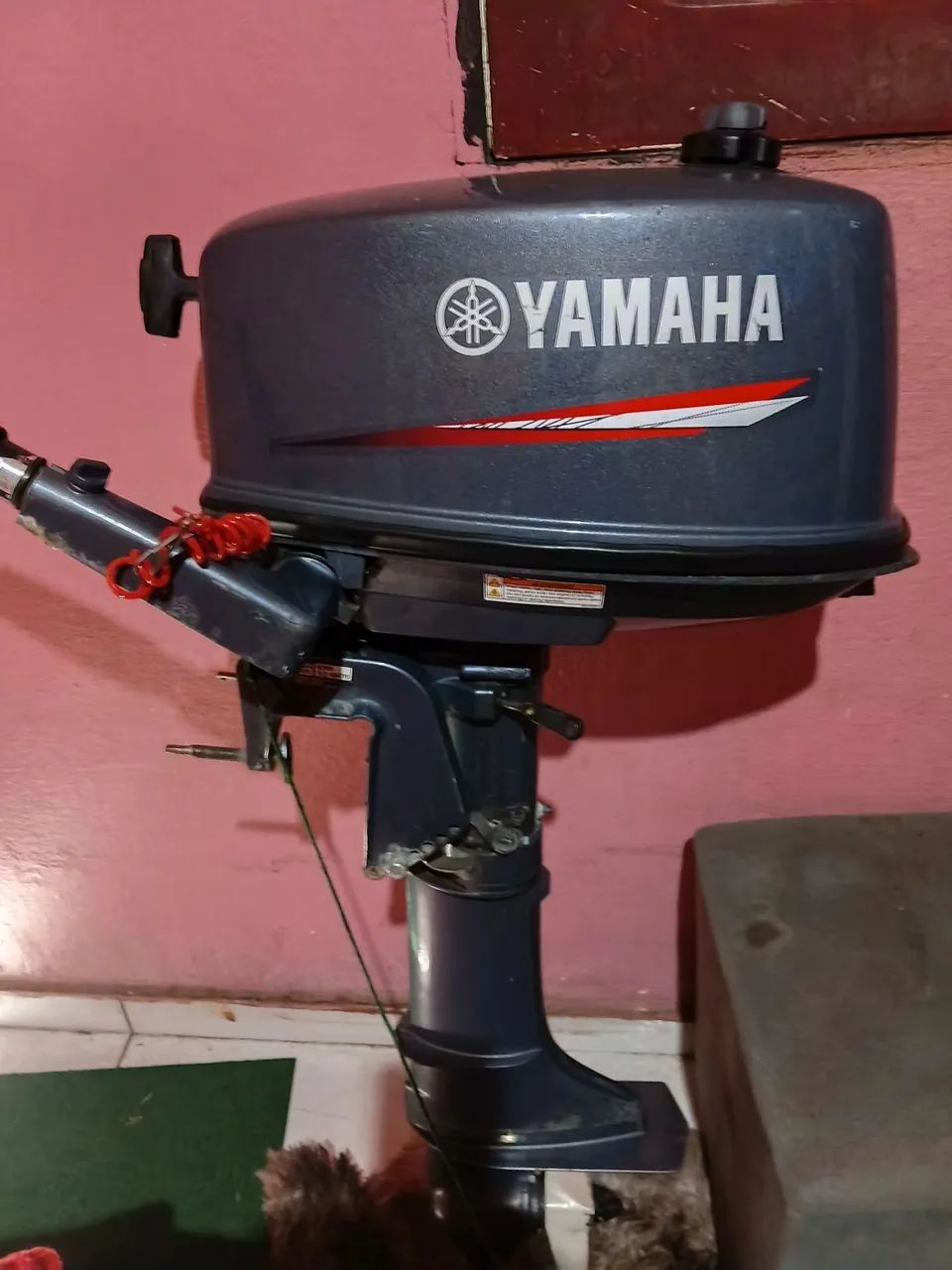 Motor de popa yamaha 4hp 2 tempos seminovo funcionando normalmente sem nada pra fazer  - Foto 3