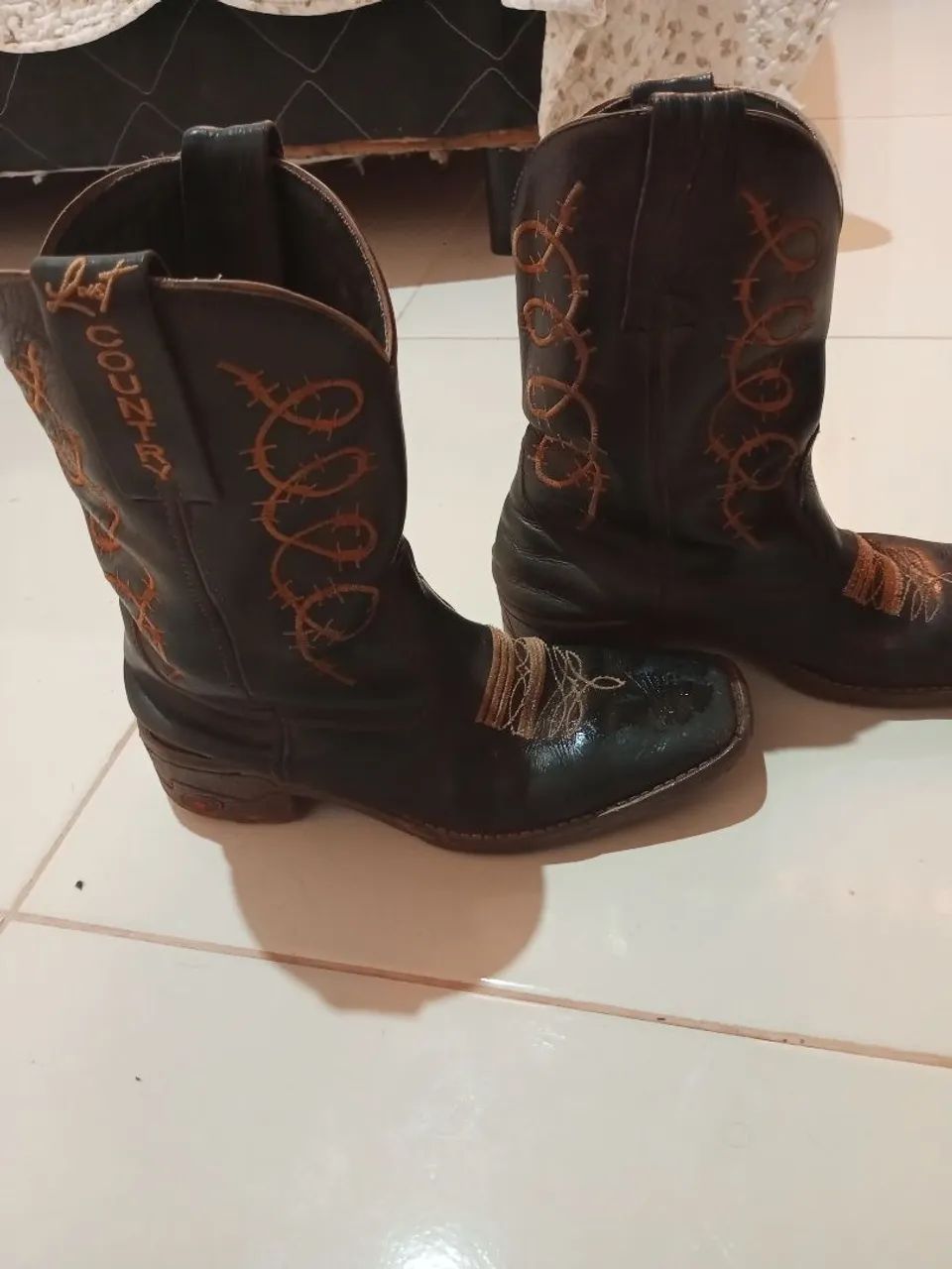 Bota costurada e resistente marca Lost country e cinto com conjunto de 3 fivelas tamanho M