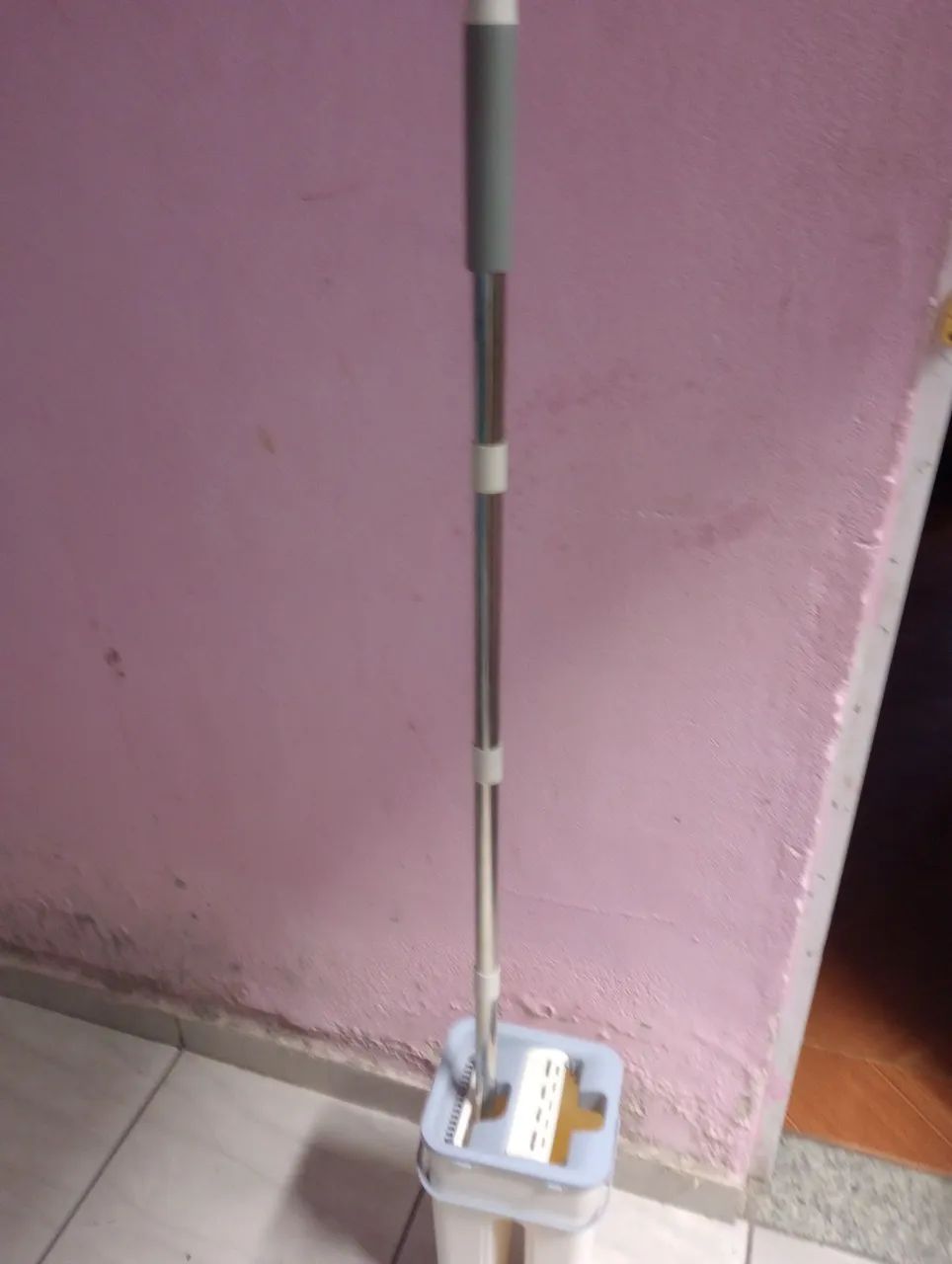 Mop flat de limpeza com cabo extensor de inox usado excelente  - Foto 5