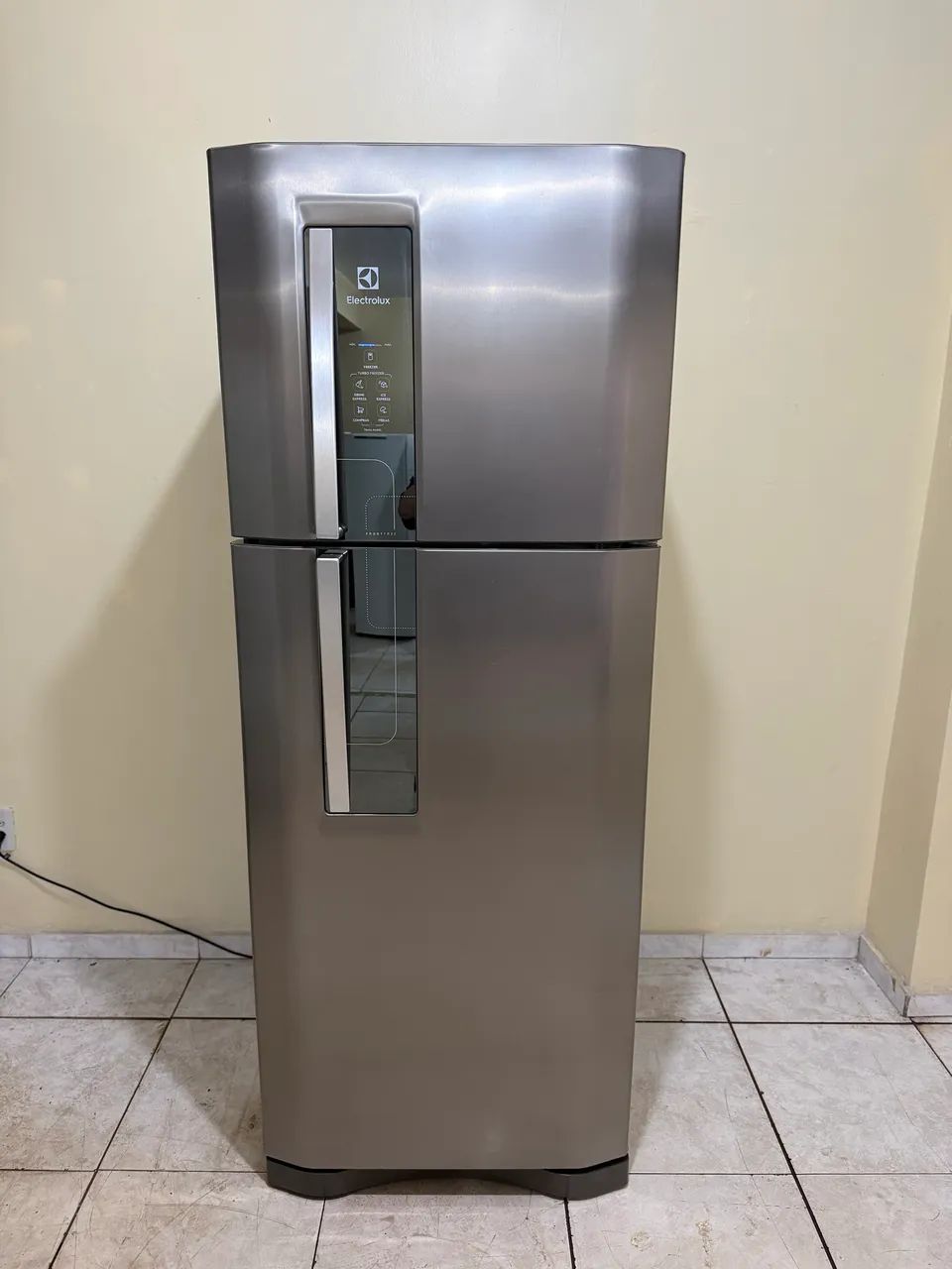 Geladeira Electrolux frost free semi nova inox gelando perfeitamente 