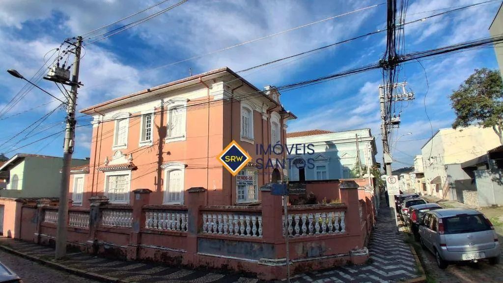 CASARÃO HISTÓRICO, COM 270 m², NO CENTRO DE AMPARO.