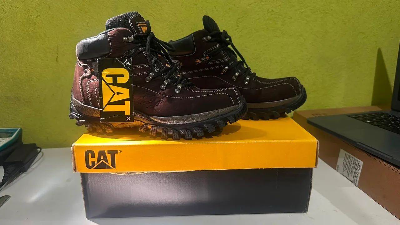 Bota CAT original nova