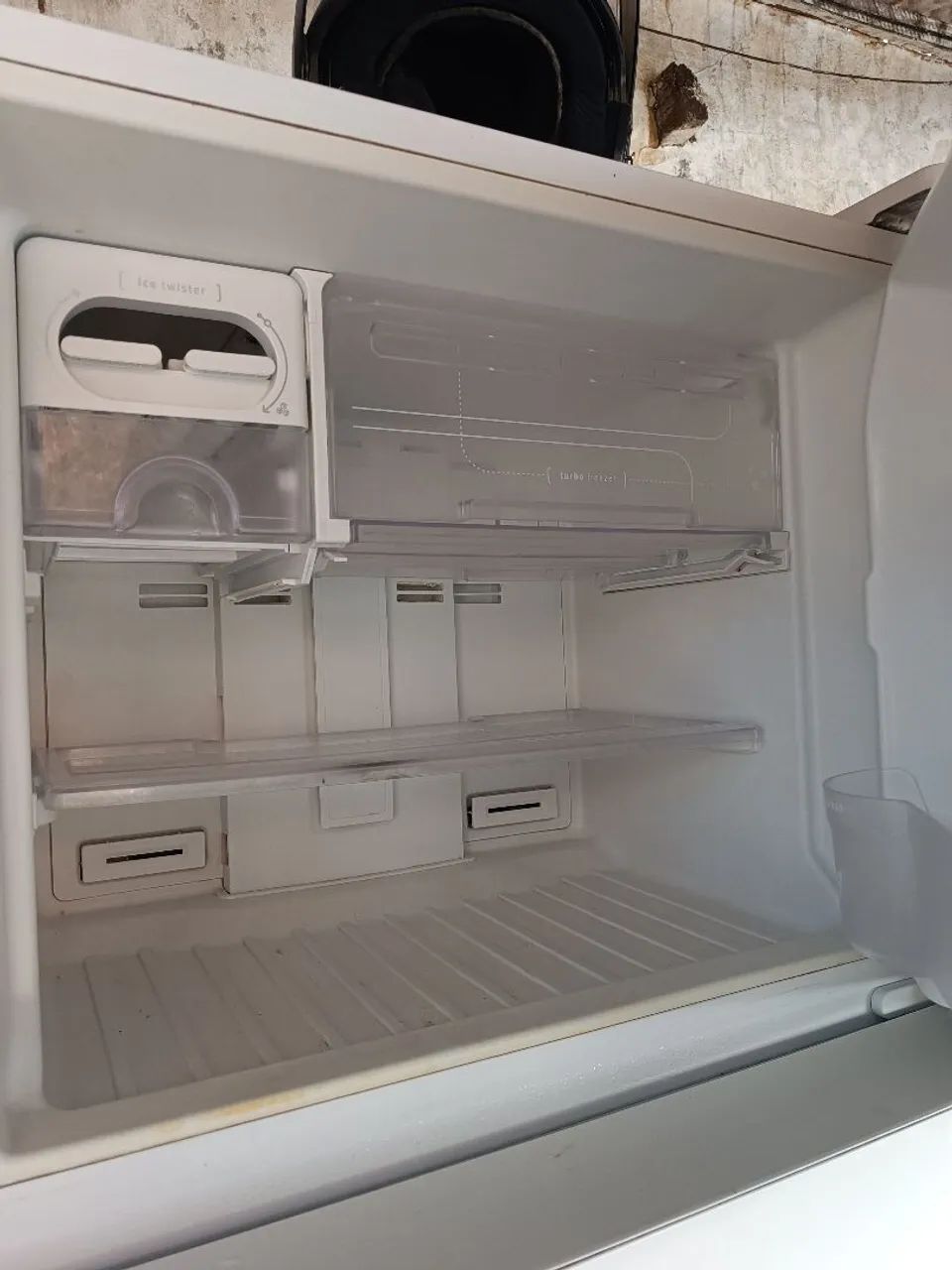 Vendo geladeira Eletrolux com baixa resfriaçao - Foto 2