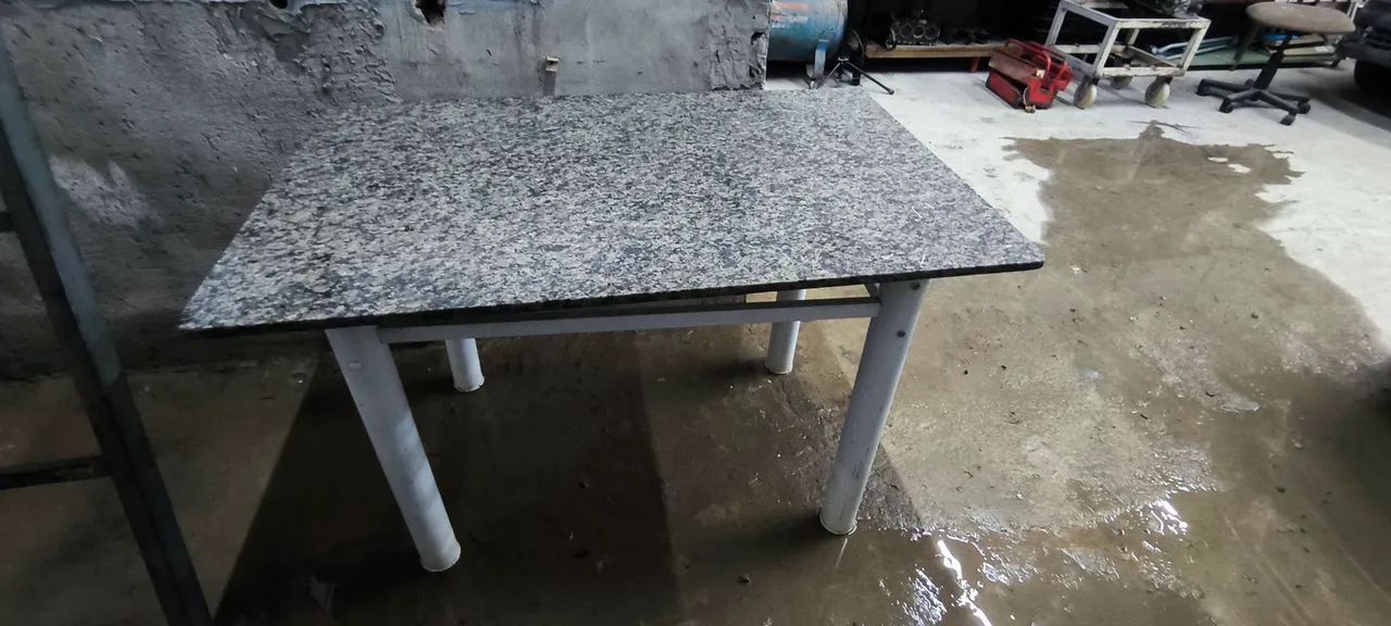 Mesa granito com os pés de ferro