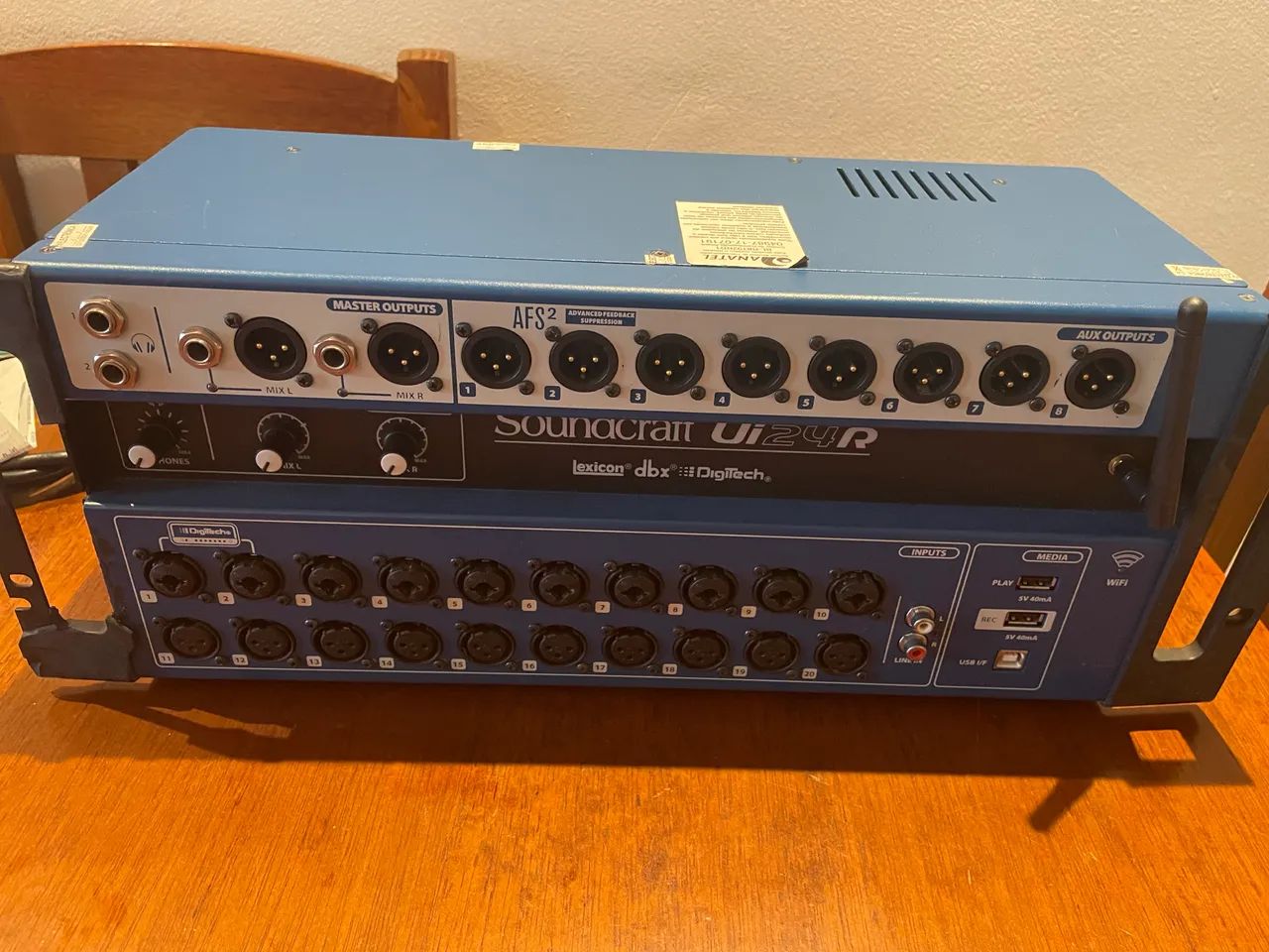 Mesa de som ui 24