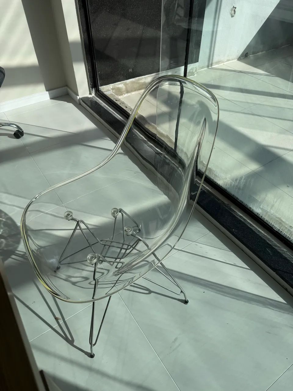 3 cadeiras transparentes lindas