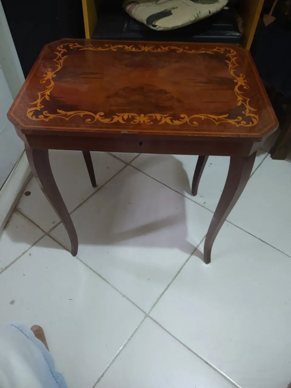 Mesa para jóias marchetada 