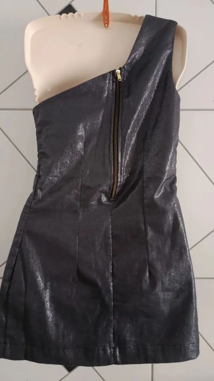 Vestido metalizado com ombro só - Foto 2