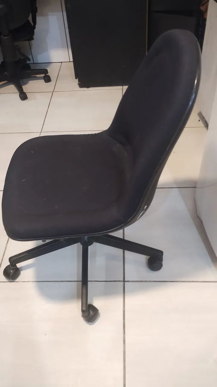 CADEIRA DE ESCRITÓRIO GIRATÓRIA PRETA - CONFORTÁVEL - Foto 3