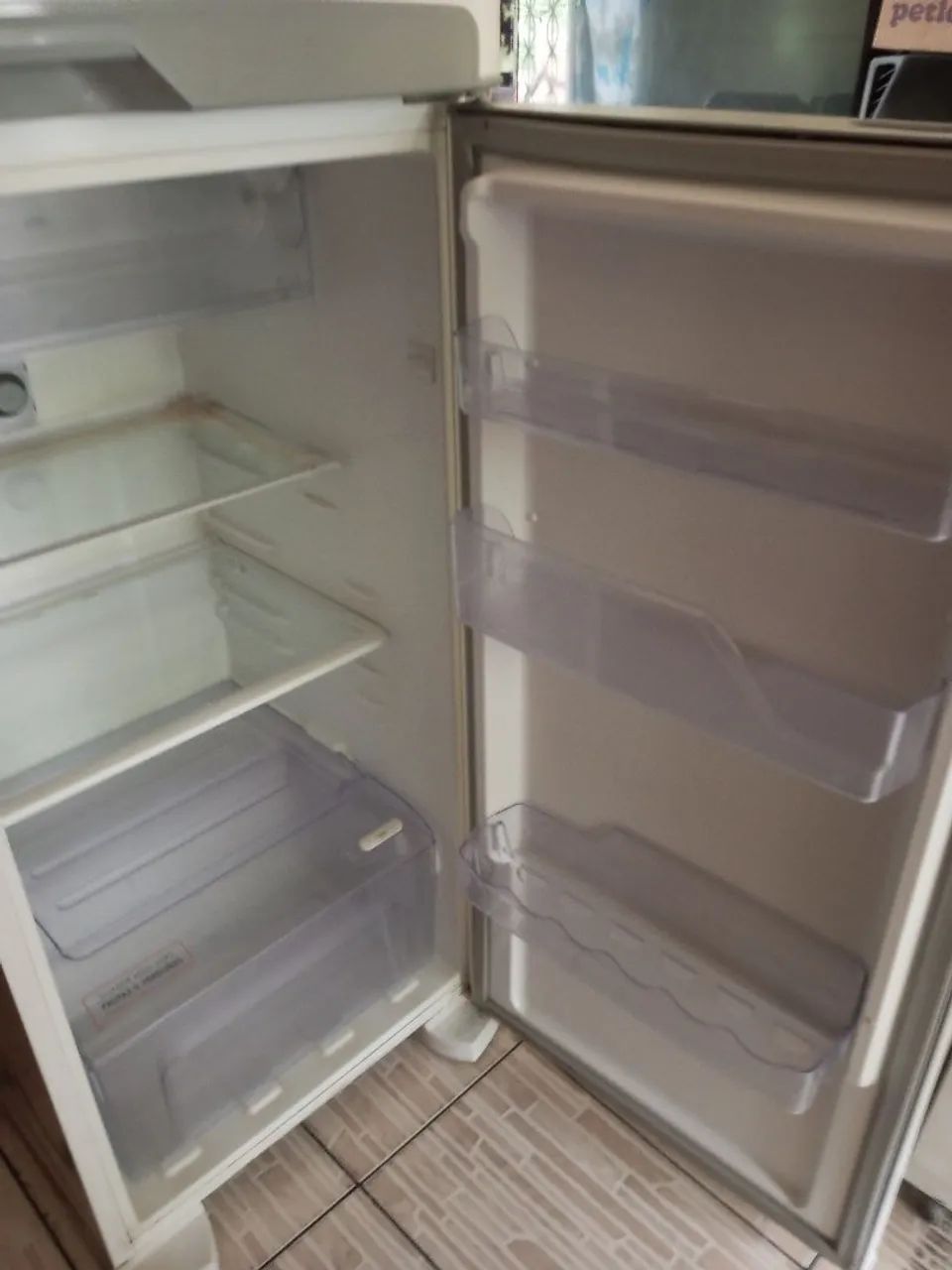 Vendo geladeira semi-nova. - Foto 2