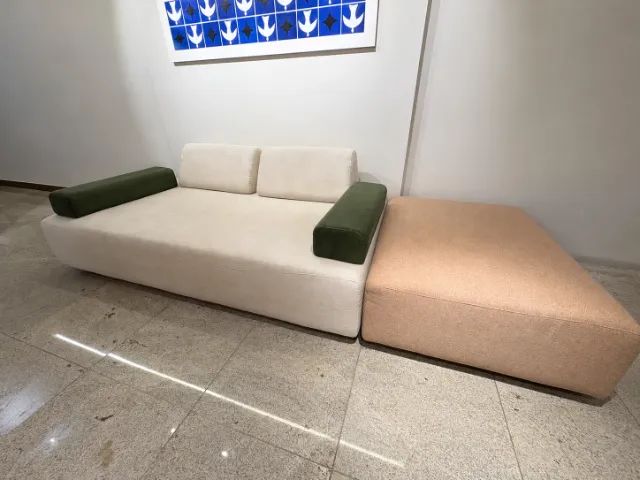 Vendo Sofá de Design 3 lugares com Puff - Excelente Estado