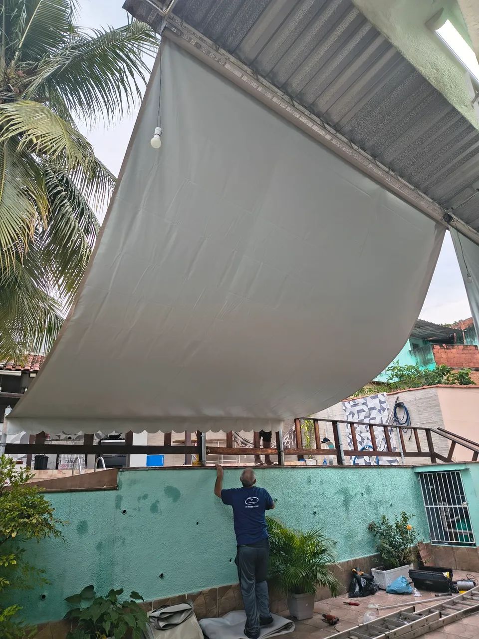 Toldo de manivela para loja e residência.