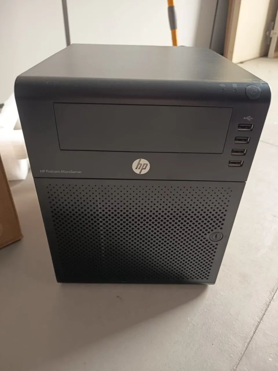 Servidor Hp Proliant Microserver G7 N40l Com Chave E Gavetas (Usado)