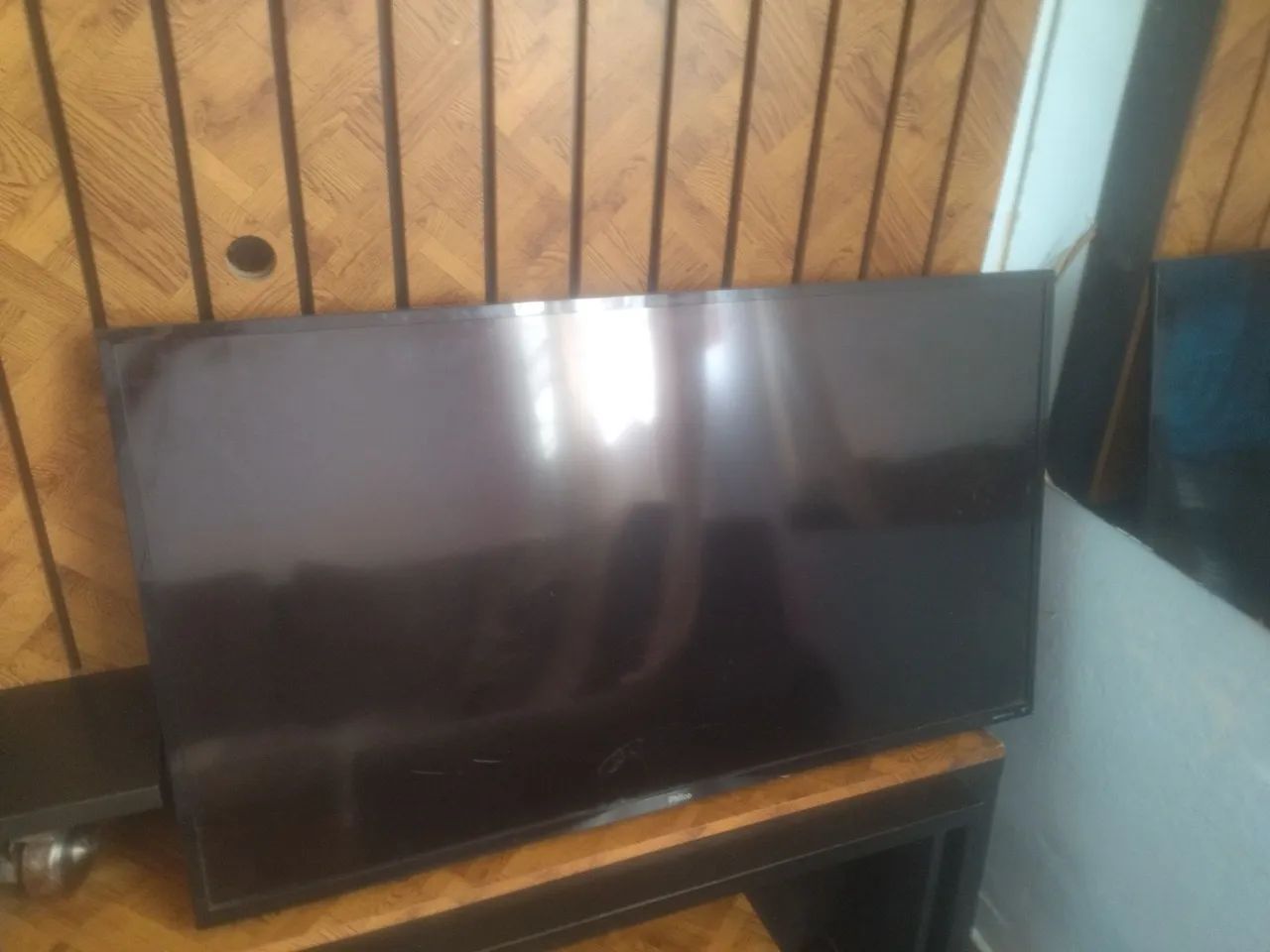Vendo televisão com a tela quebrada 