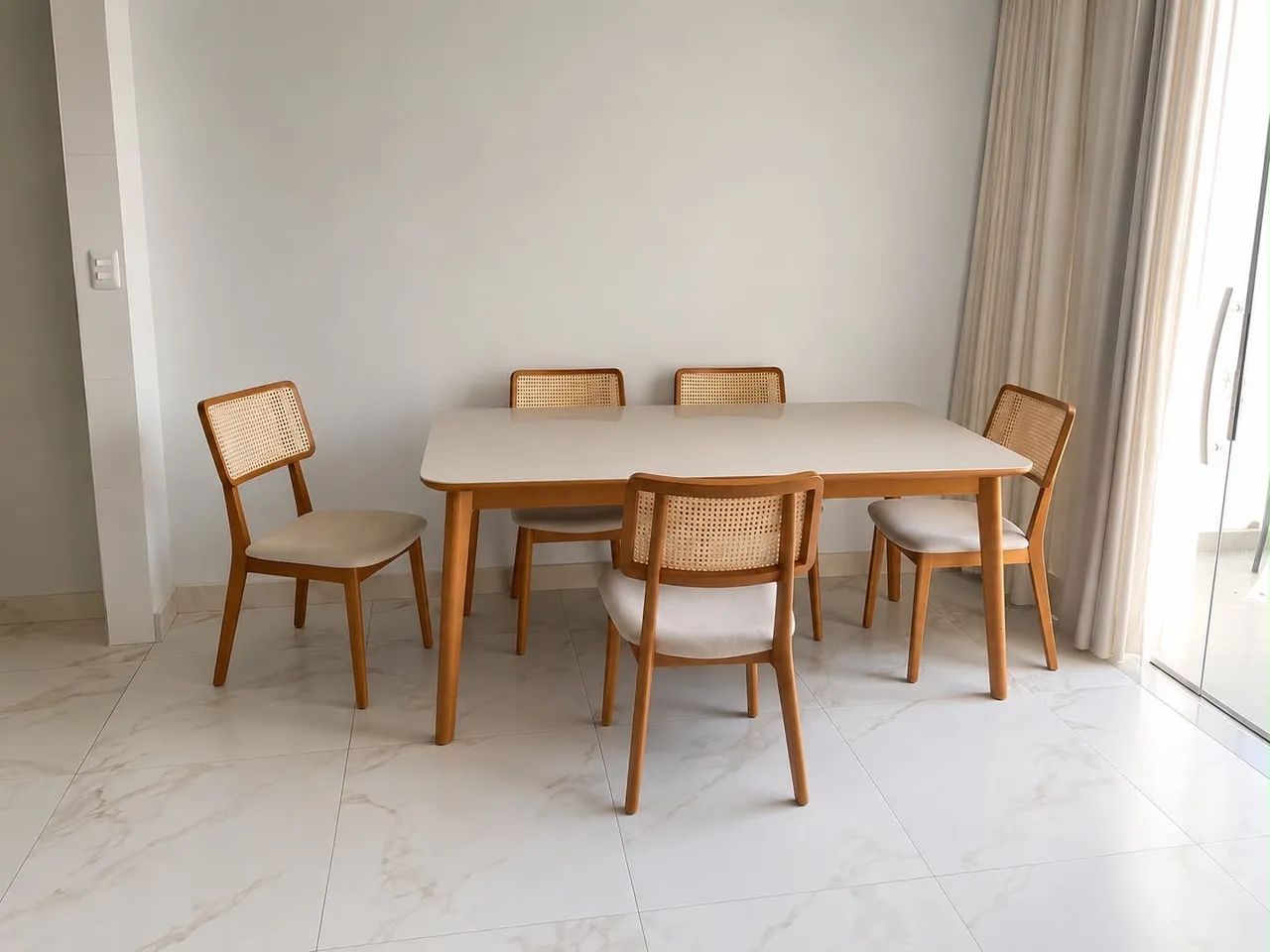 Mesa com 6 cadeiras