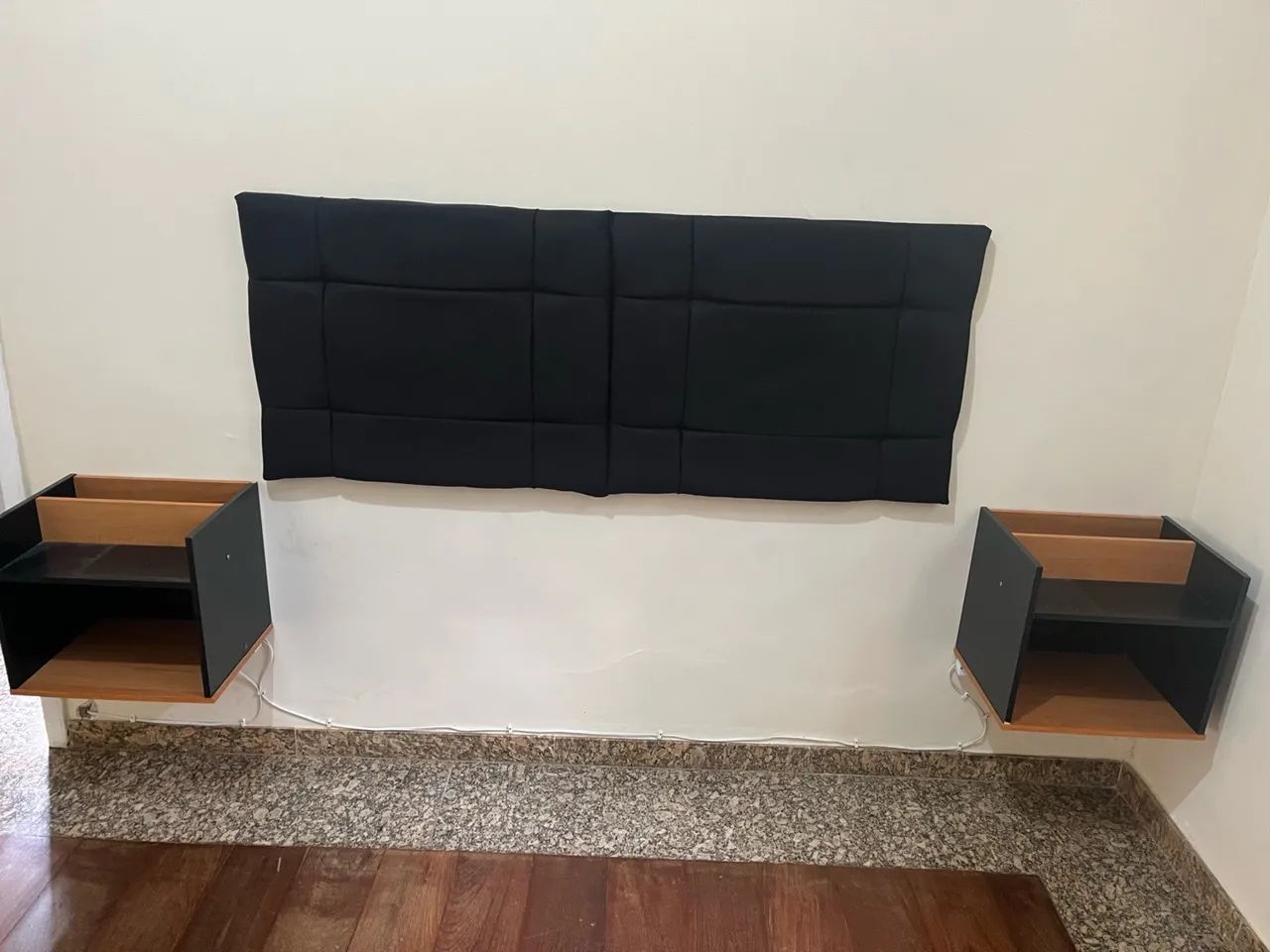 Cabeceira com mesas de canto