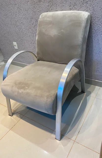Poltrona para sala de estar. Em tecido suede. Ótimo estado  - Foto 2