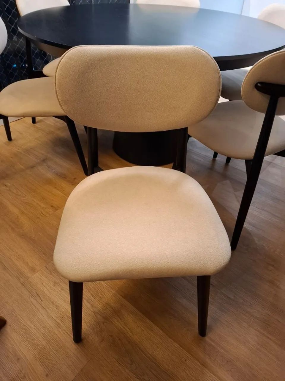 Conjunto Mesa com 6 cadeiras e mais 3 banquetas - Foto 3