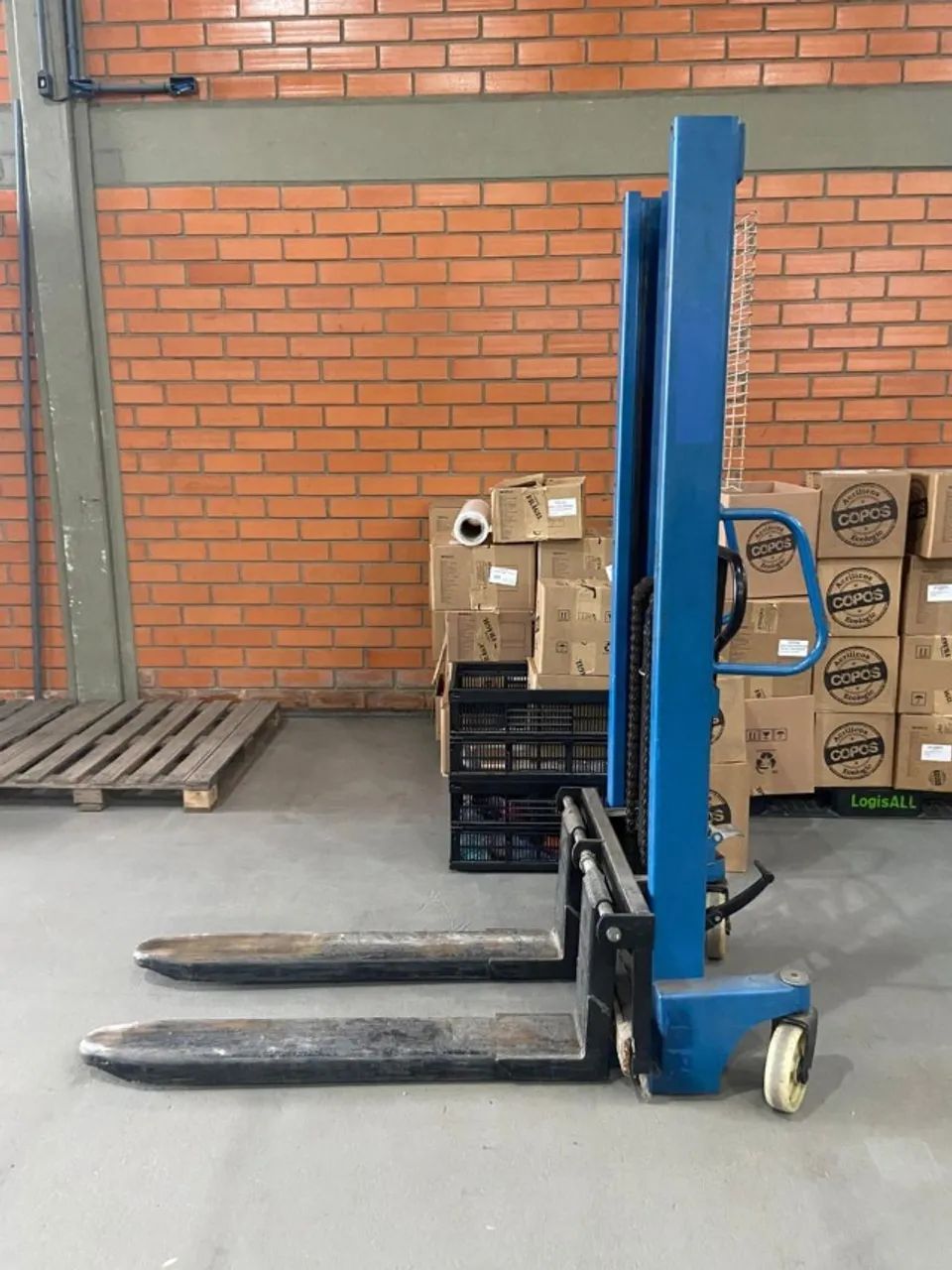 EMPILHADEIRA HIDRAULICA MANUAL 2 TONELADA 1,6M COM GARFO AJUSTAVEL - Foto 3