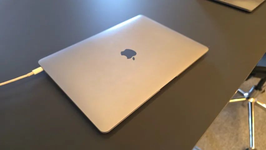 MacBook Air 13" Intel Core i3 8GB (2020)