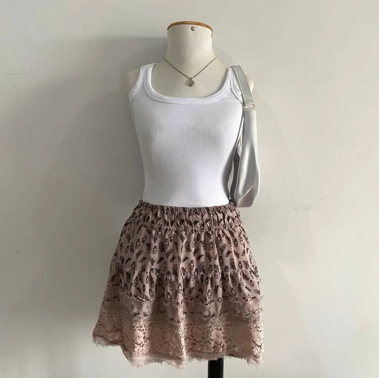Saia rosa com detalhe em renda