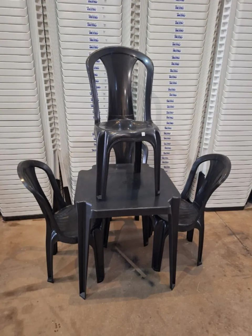 Jogo de mesa com 4 cadeiras de plastico 152kg - Foto 4