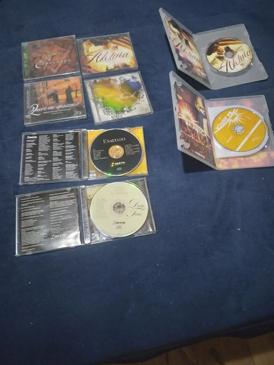 6 cds e 2 dvd diante do trono obs:4 cds estão lacrados - Foto 2