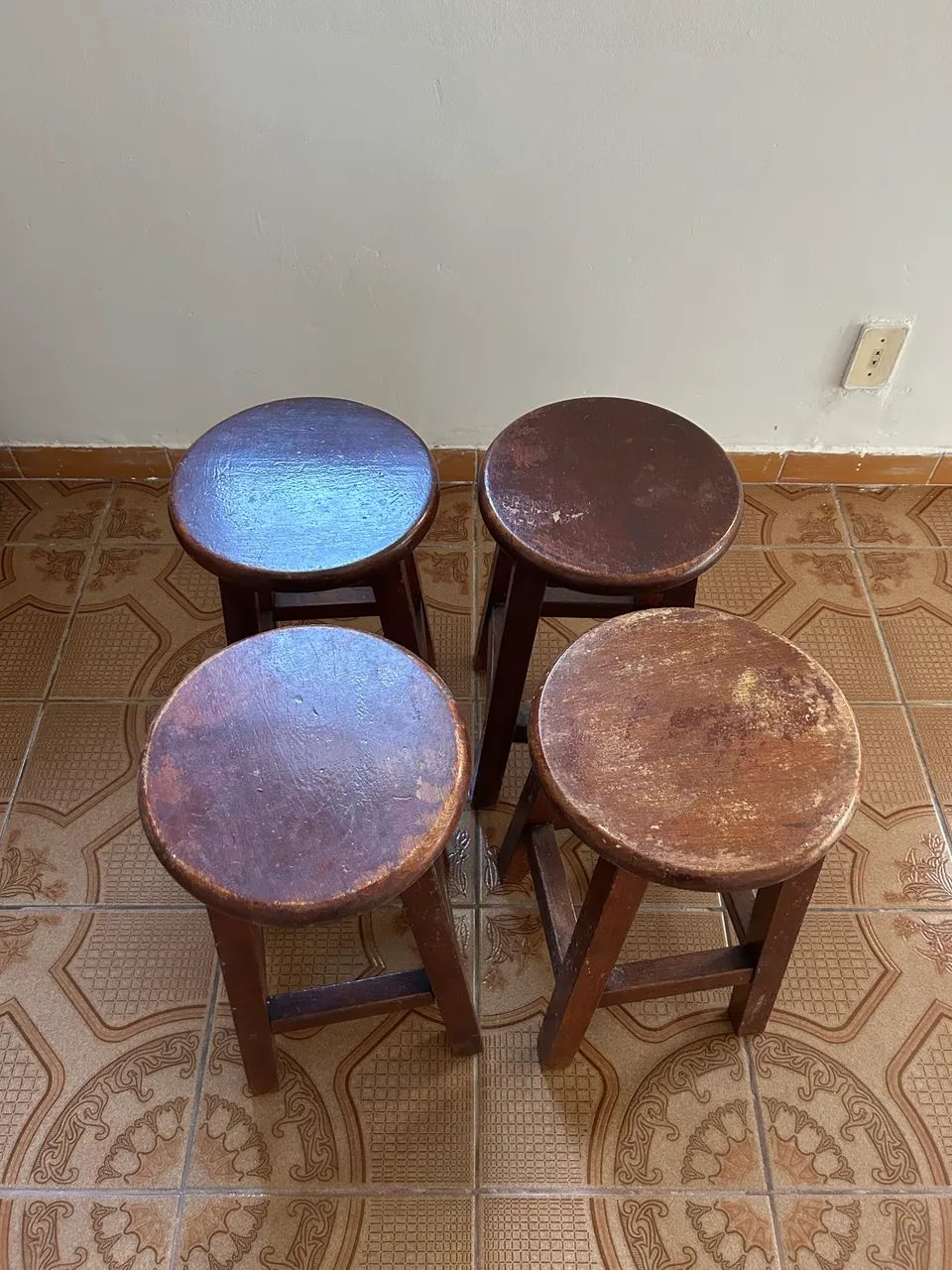 4 banquetas de madeira maciça, bem resistente - Foto 2
