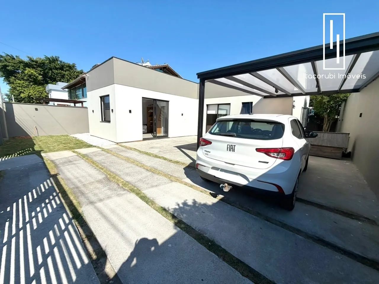 LINDA CASA COM 3 SUÍTES NO BAIRRO CARIANOS