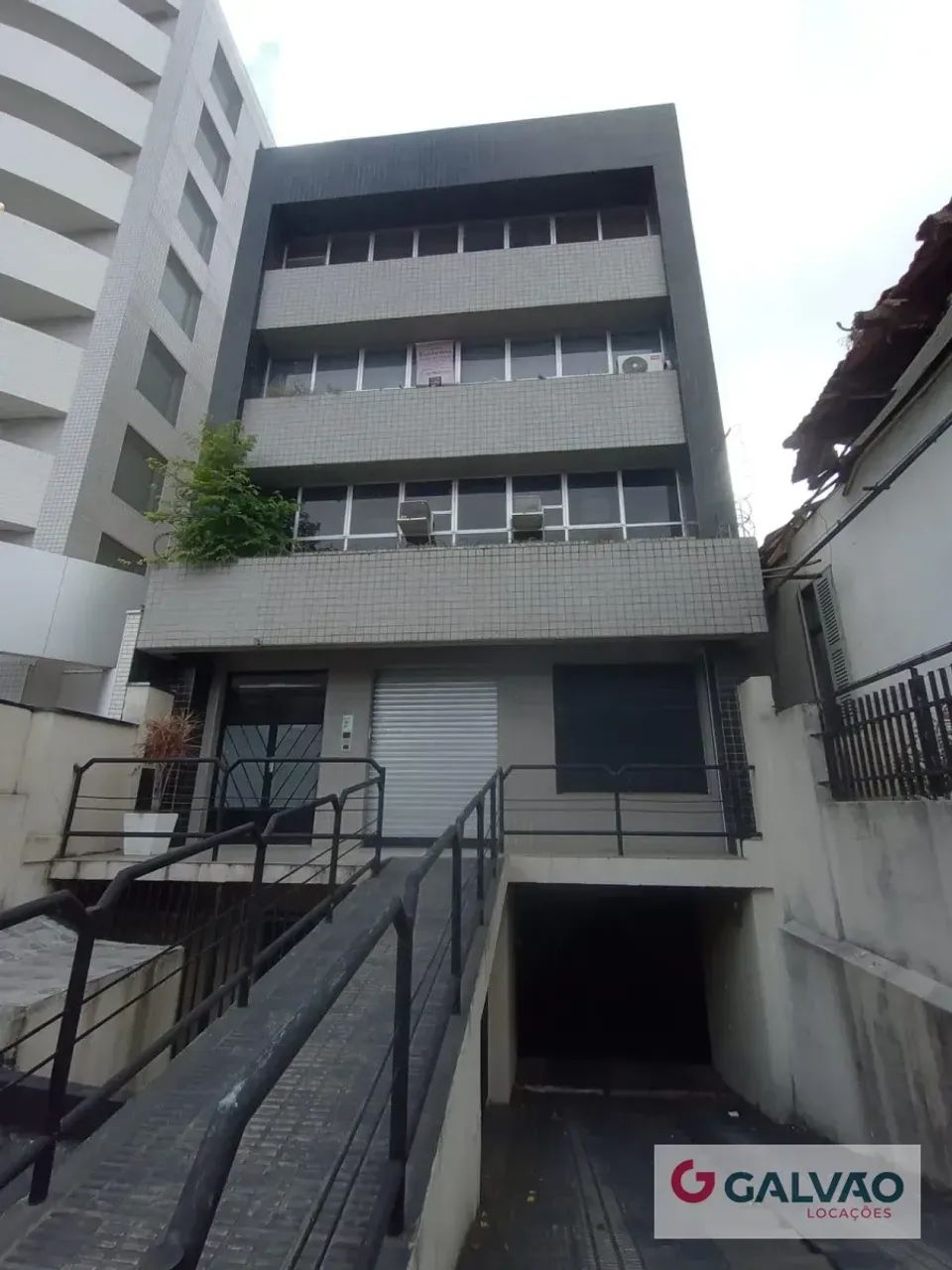 Conjunto Comercial no Centro Cívico, com vaga de garagem