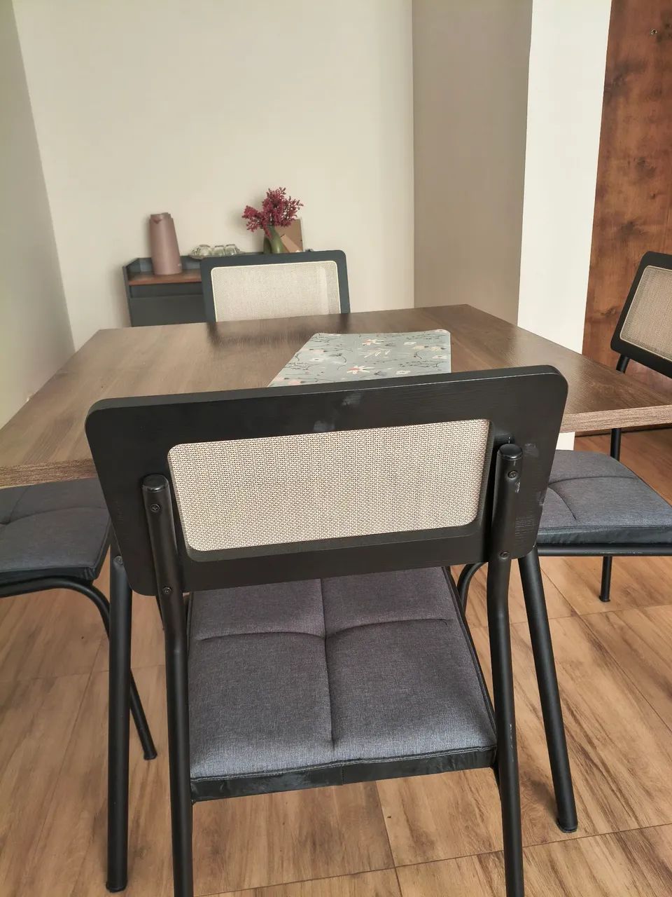 Mesa de jantar quadrada com 4 cadeiras - Foto 3
