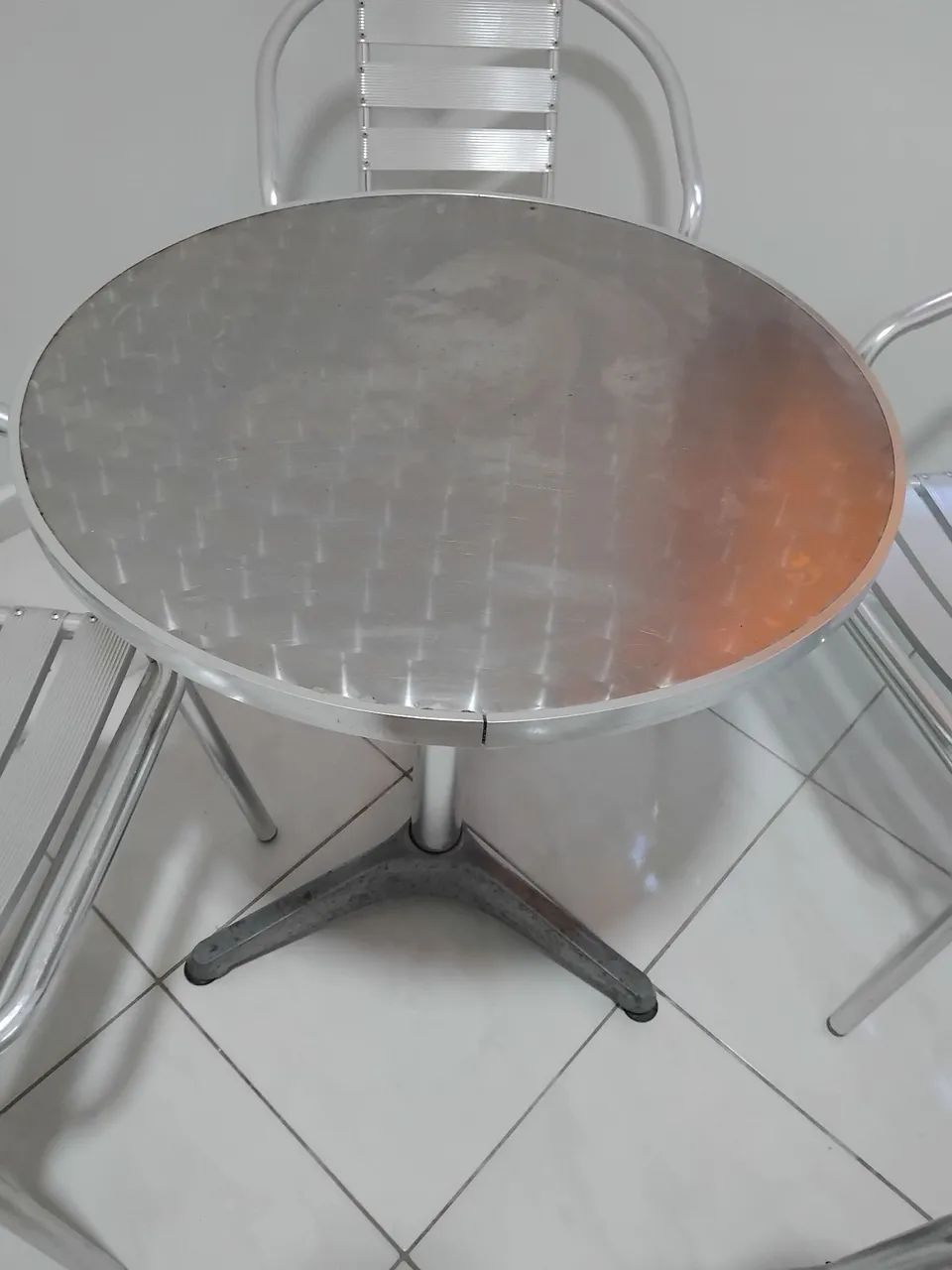 Mesa de ferro com 4 cadeiras - novinha - Foto 3