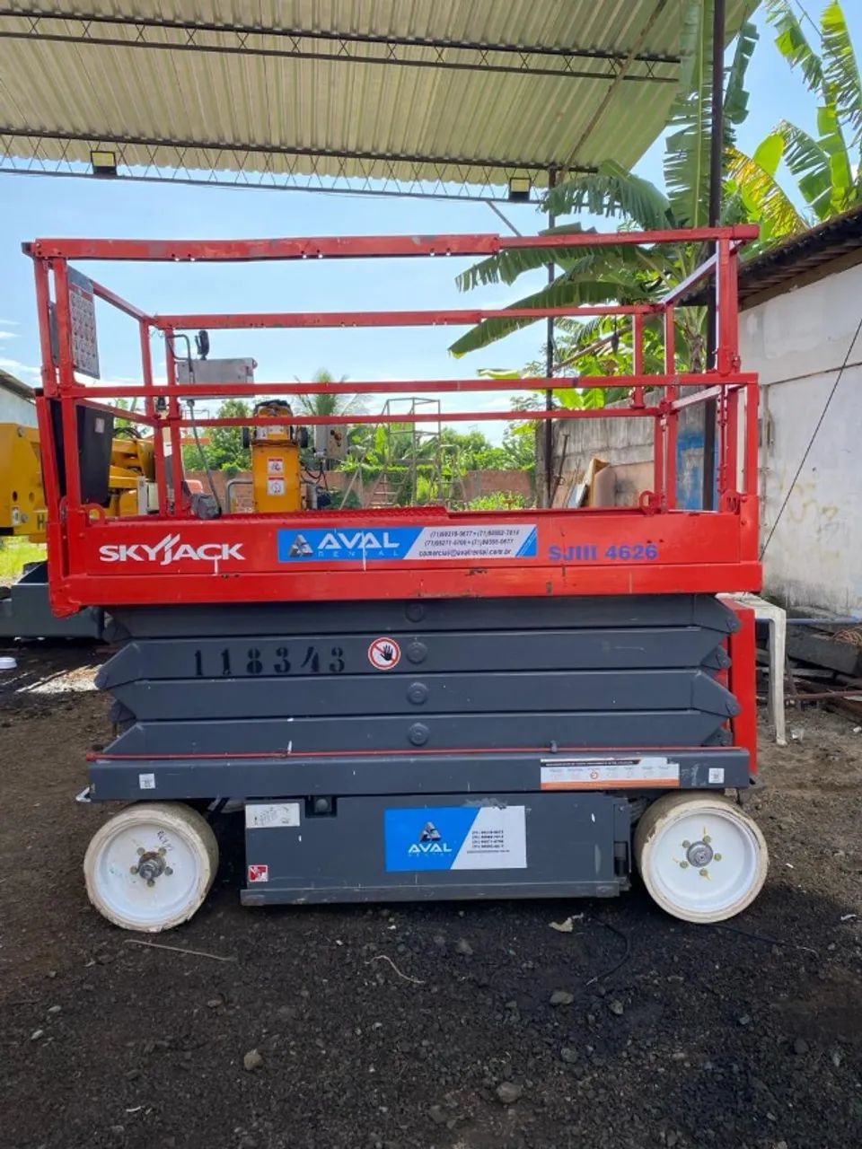 Plataforma elevatória tesoura SJIII4626, seminova, ano 2013, toda operacional