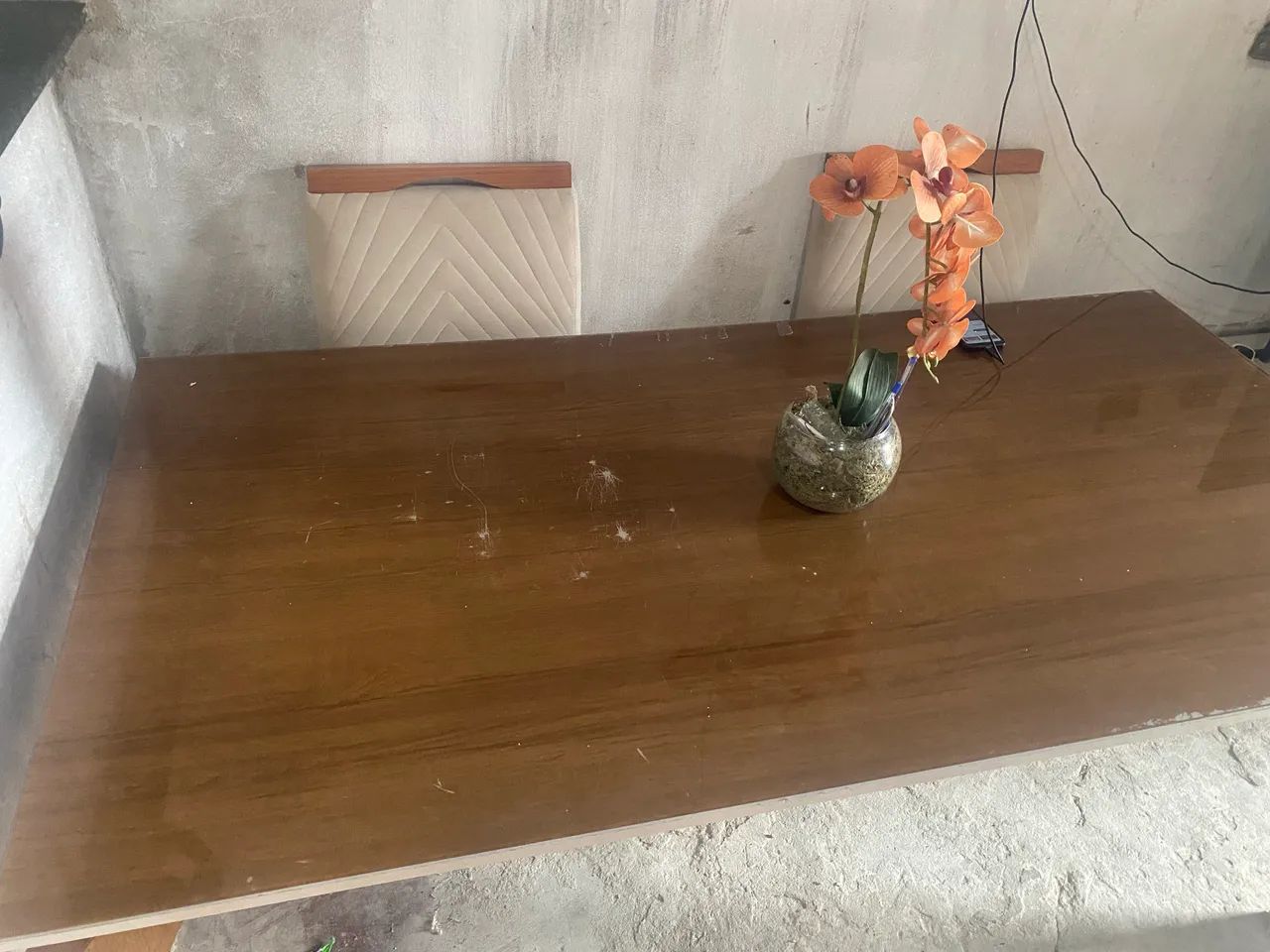 Mesa sem cadeiras 