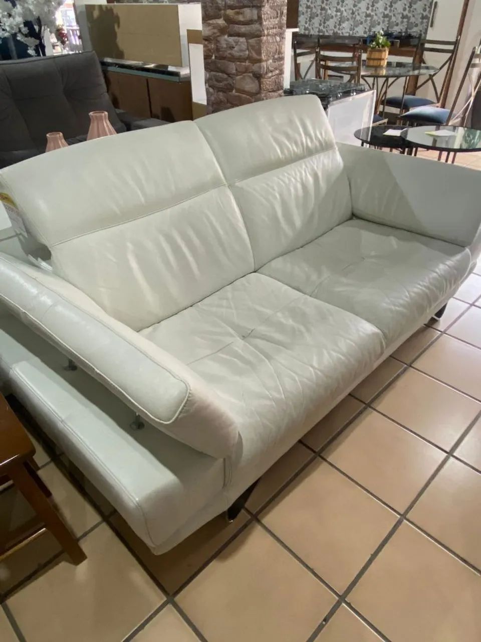Sofá em couro legítimo 