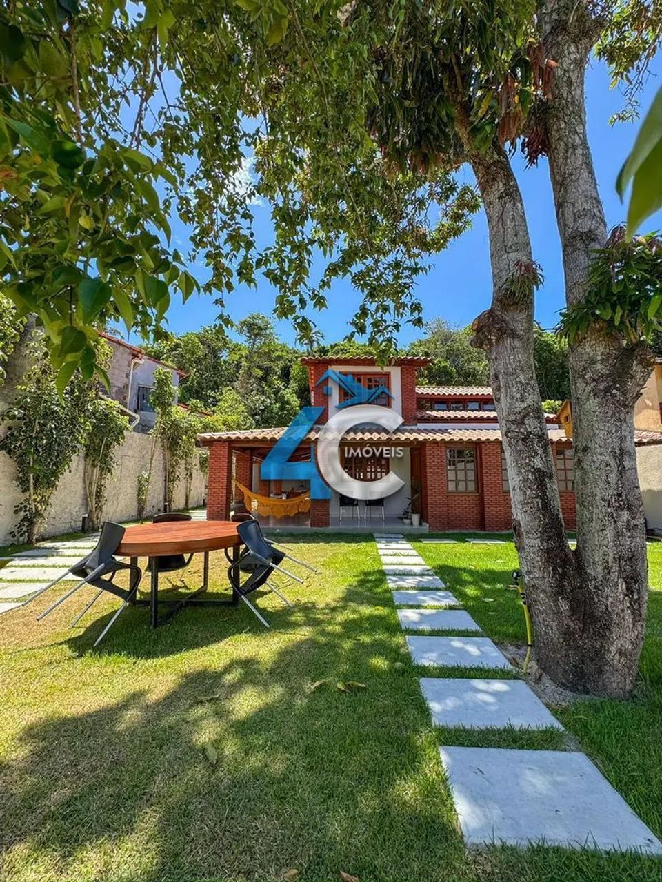 Casa com 5 Suítes, totalmente Mobiliada com Piscina
