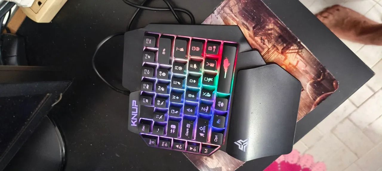 Vendo teclado de uma mão 