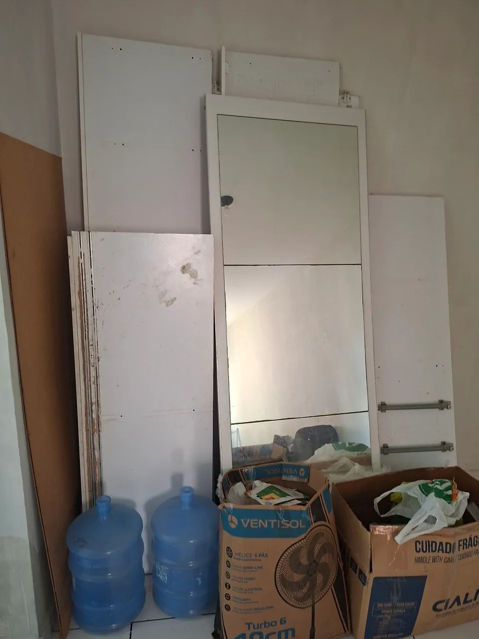Guarda roupa solteirãocom espelho desmontado